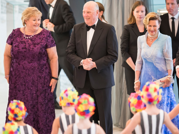The birthday celebrants arrived at the Oslo Opera House at 7:00 pm and were received by Prime Minister Erna Solberg. Photo: Heiko Junge / NTB scanpix 